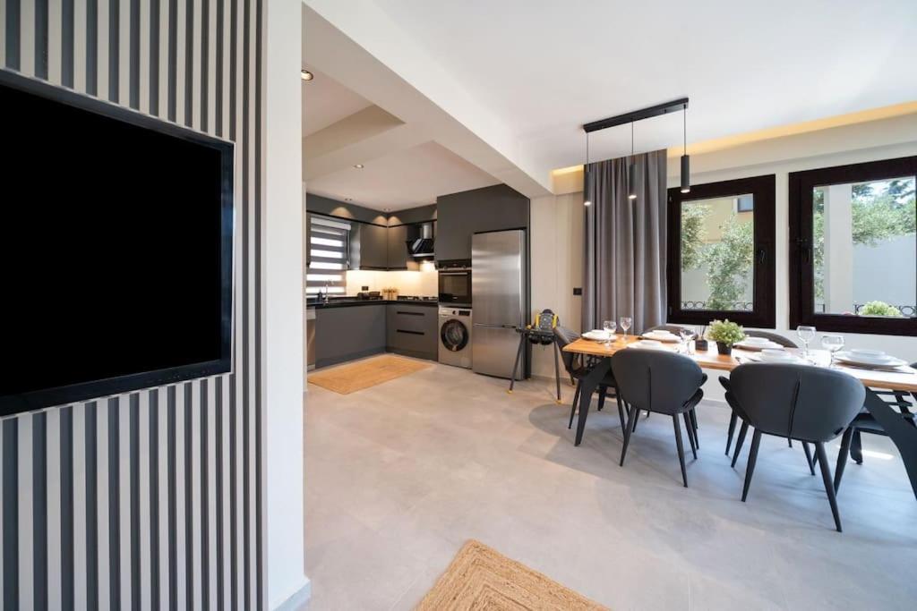 Havuzlu Korunakli Oezel Villa