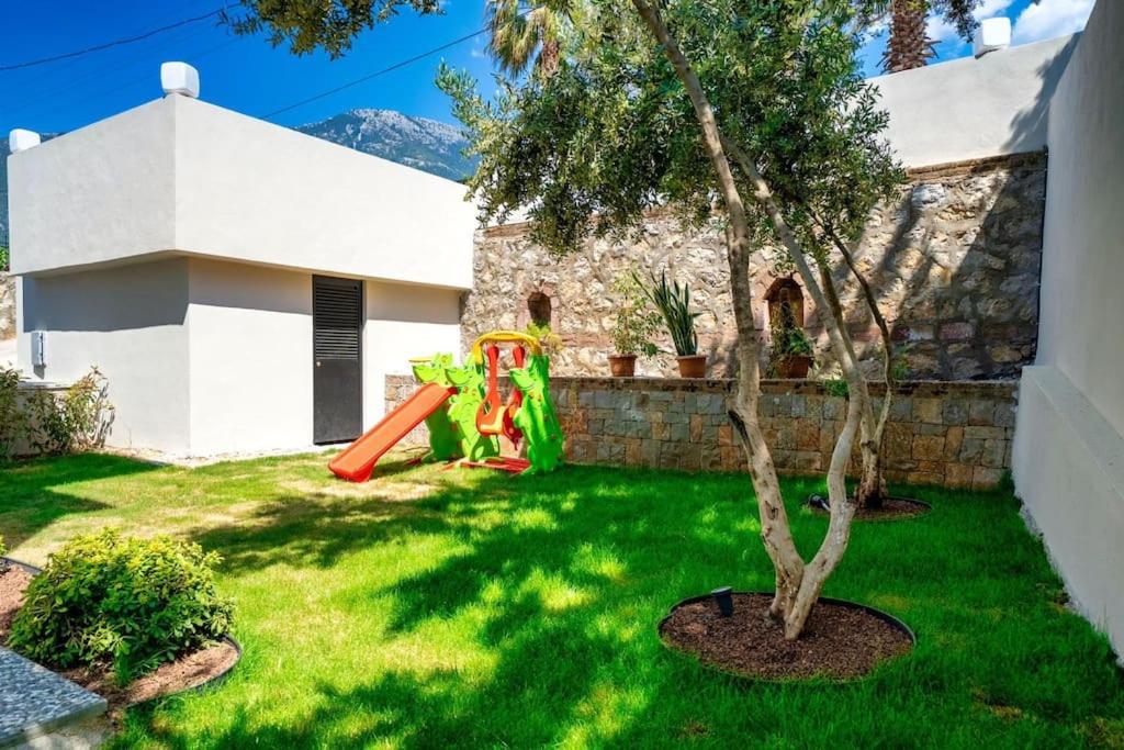 Havuzlu Korunakli Oezel Villa *
