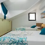 Hisar 1 - 4 Bedroom Holiday Villa In Hisaroenue