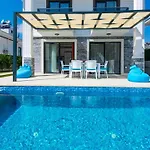Hisar 1 - 4 Bedroom Holiday Villa In Hisaroenue