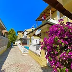 Fethiye\'De Sahil Ve Sehirici Birarada...