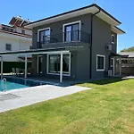Goecekte 4+1 Havuzlu Lueks Villa, Villa Goecek