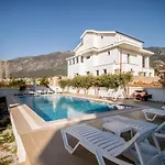Tetra Clover Suites