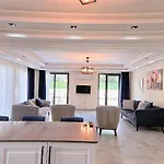 Uezuemlue Star Villa