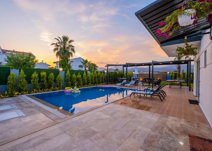 Fethiyede Denize Yakin Sueper Lueks Villa
