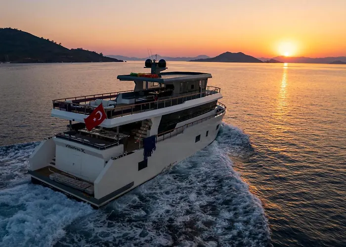 Explorer Yacht
