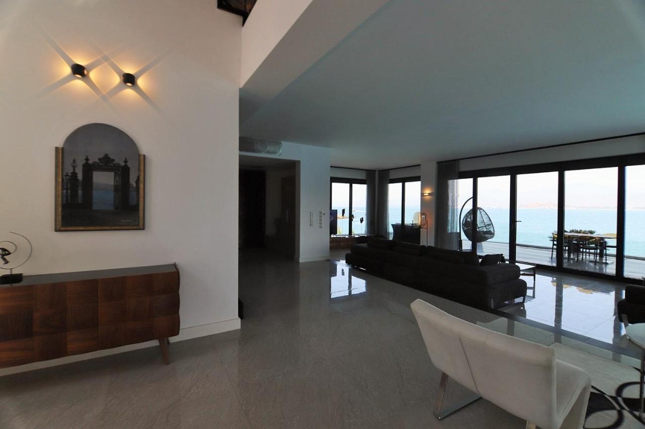 Casa Blanca Villa *