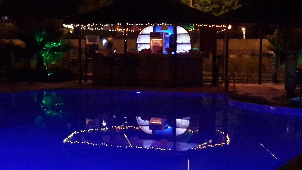 Bezay Hotel 2*