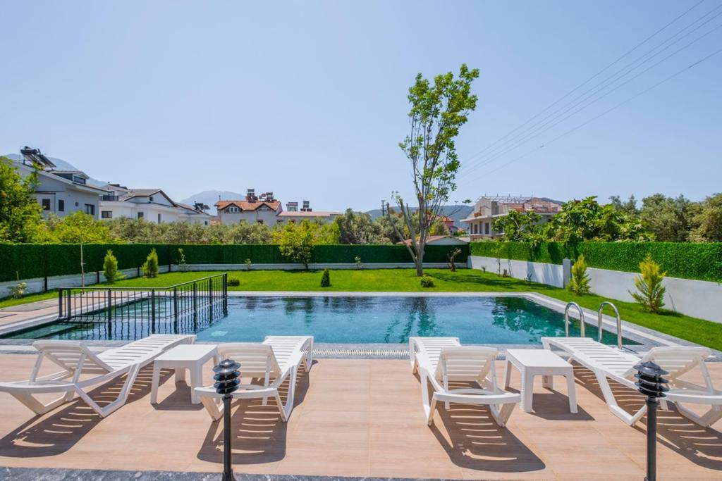 Havuzlu Sitede Luks Tatil Evi - Zeybek Apart 2 *