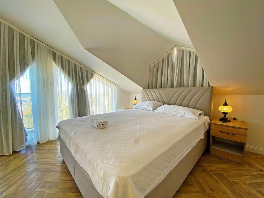 Paris A Villa, Oezel Havuzlu, Villa *