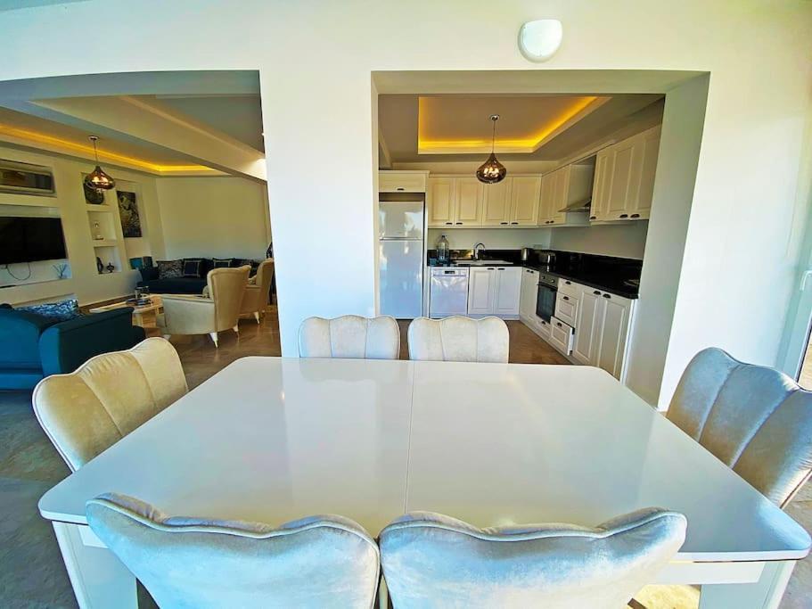 Paris A Villa, Oezel Havuzlu, Villa