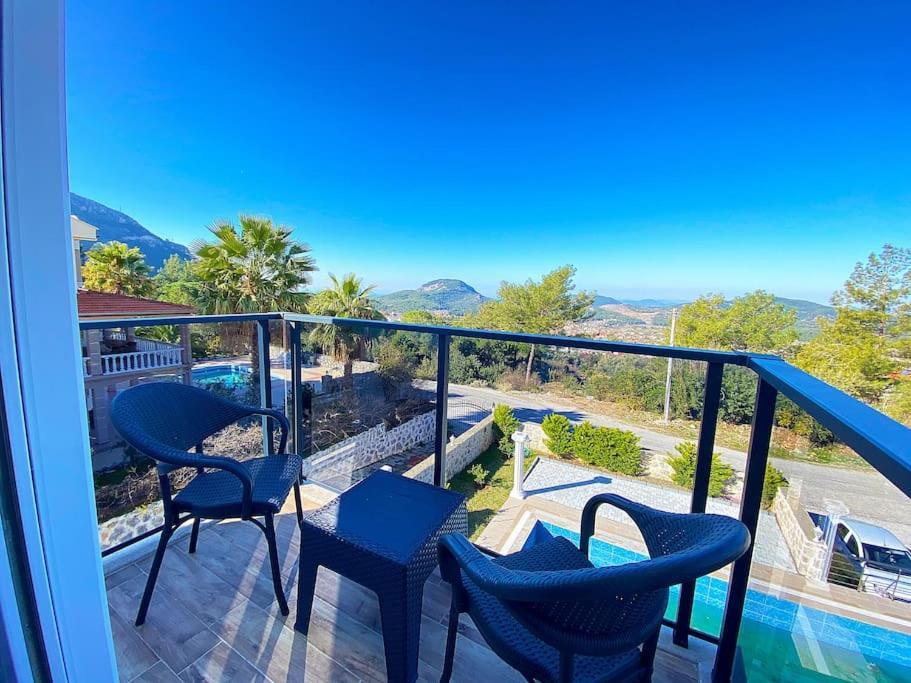 Paris A Villa, Oezel Havuzlu, *