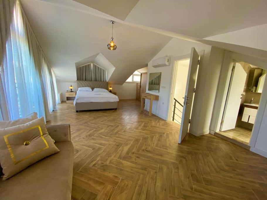Paris A Villa, Oezel Havuzlu, *