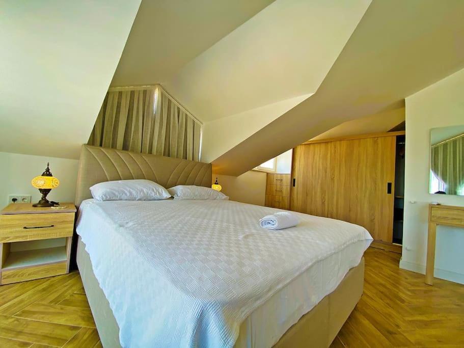 Villa Paris A Villa, Oezel Havuzlu, *