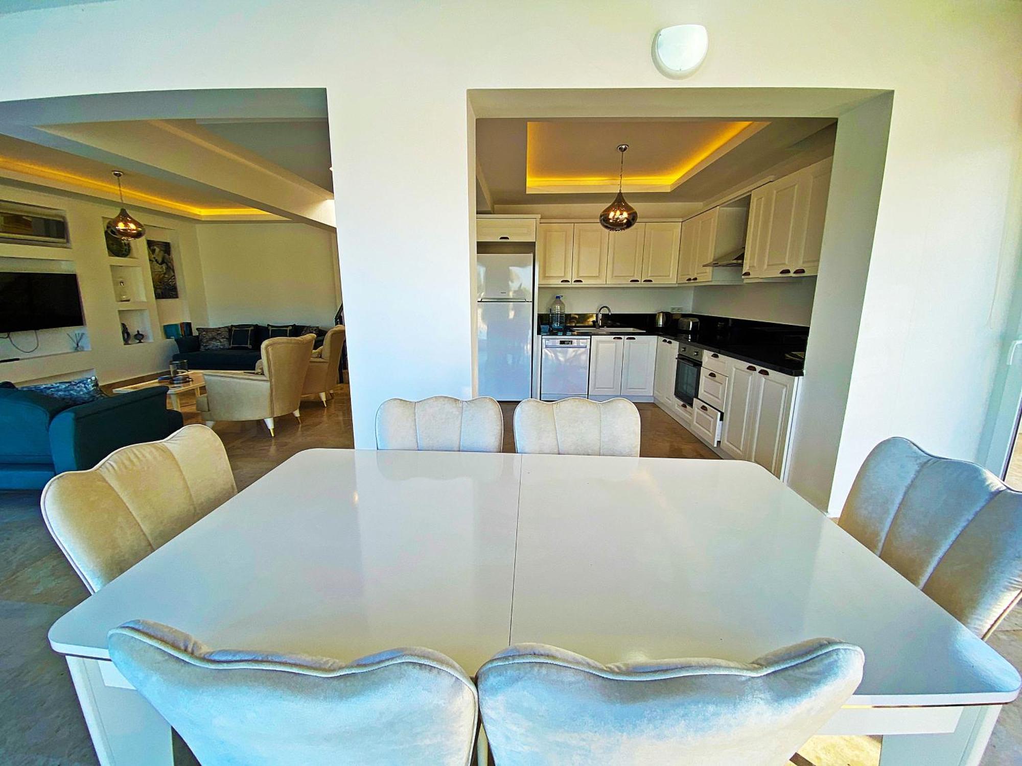 Paris A Villa, Oezel Havuzlu,