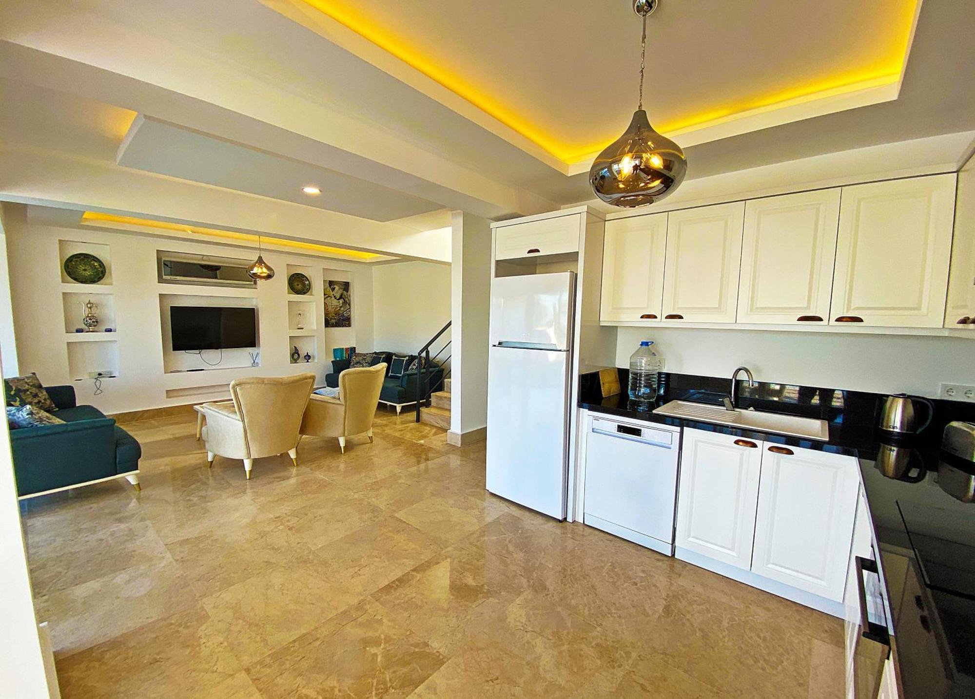 Paris A Villa, Oezel Havuzlu,