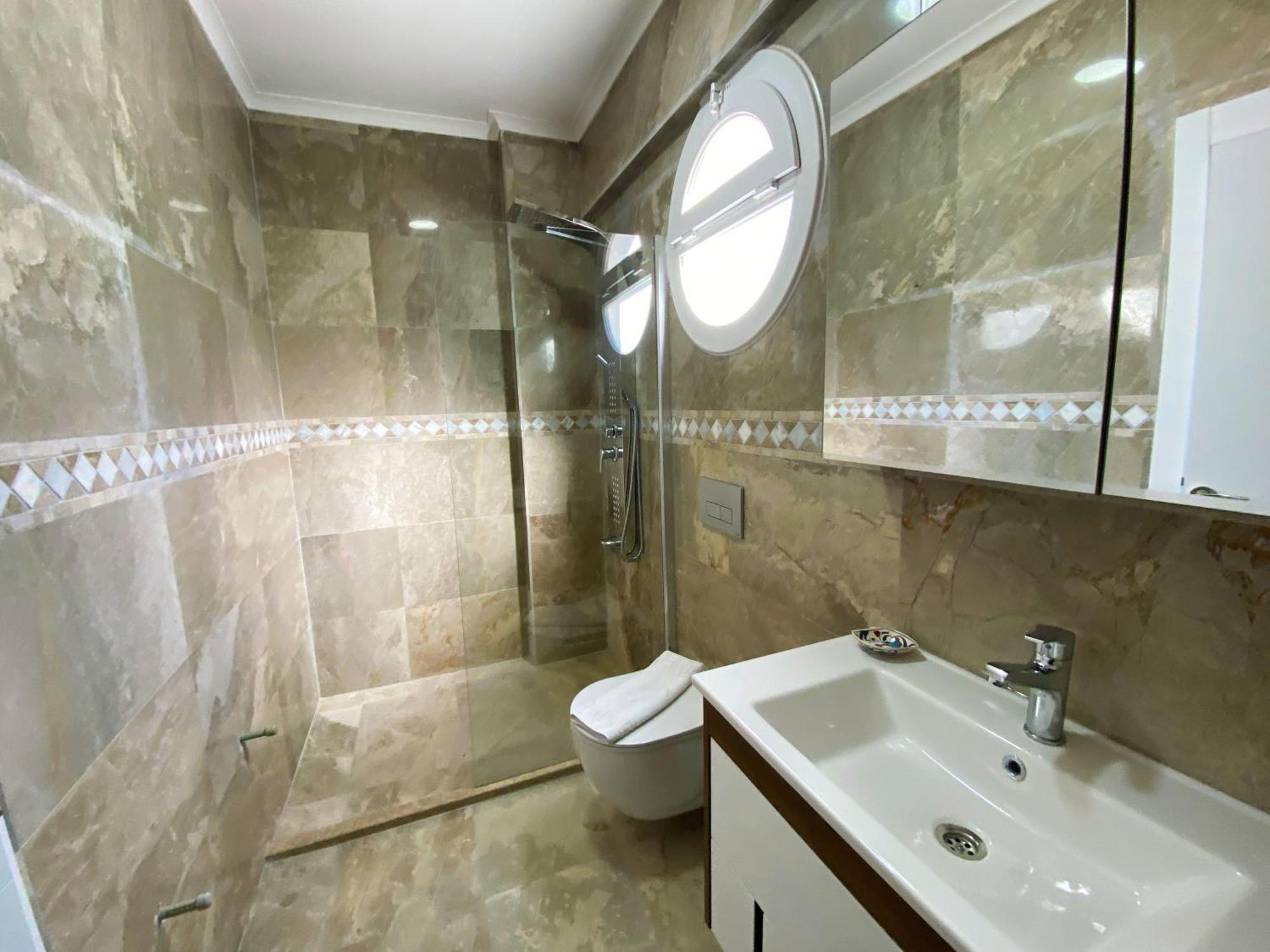 Paris A Villa, Oezel Havuzlu,