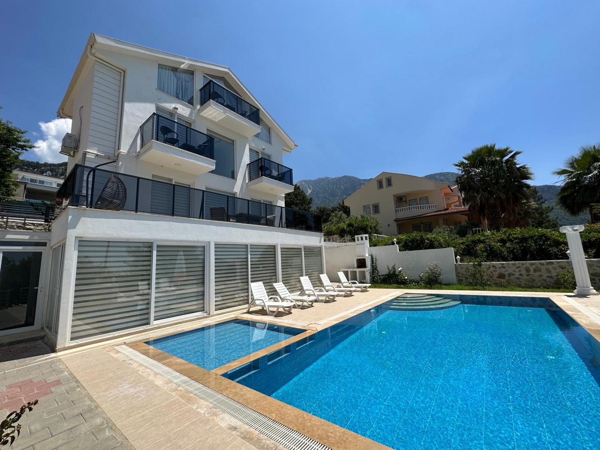 Paris A Villa, Oezel Havuzlu, Villa *