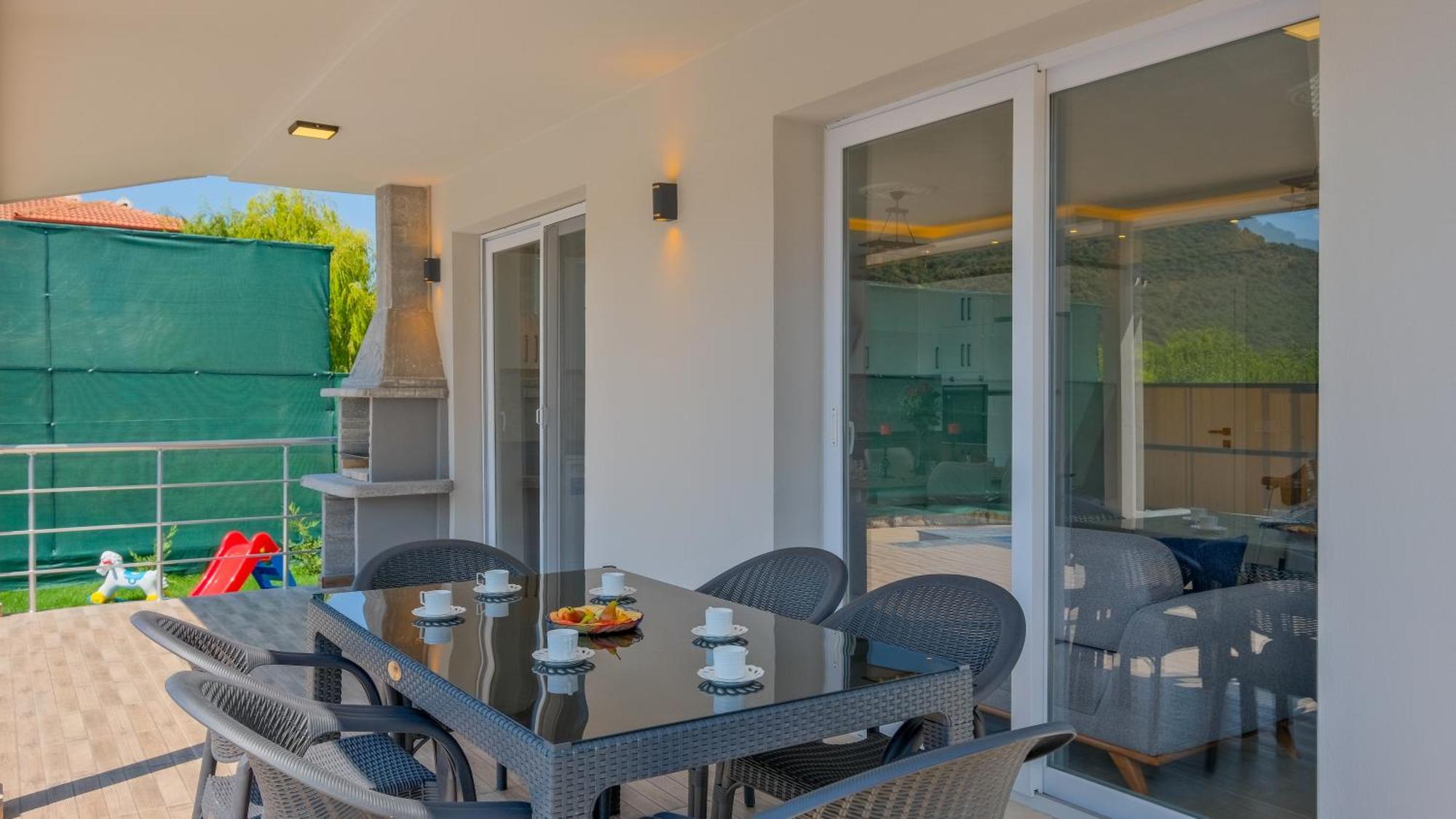 Villa Esmeralda, Jakuzili Cocuk Havuzlu Lueks *