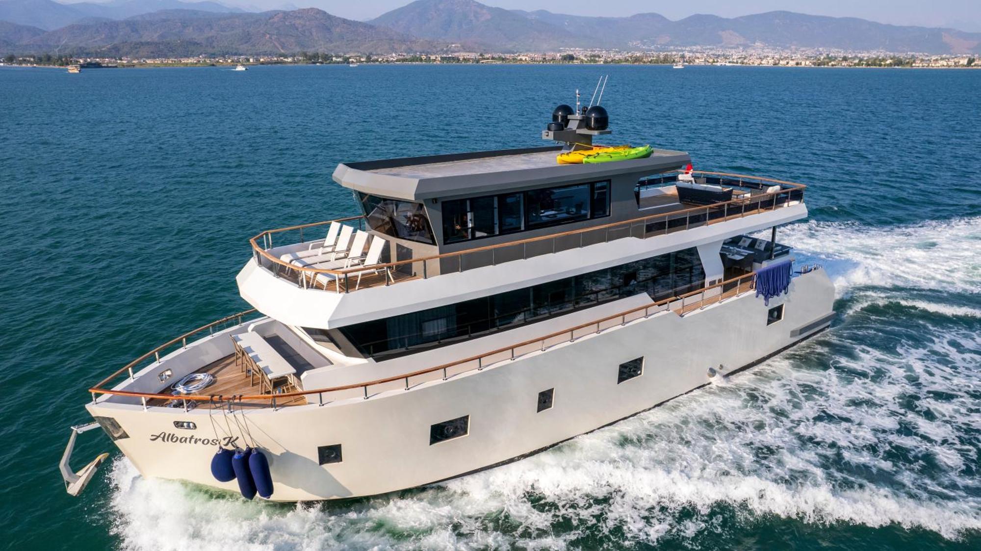 Explorer Yacht *