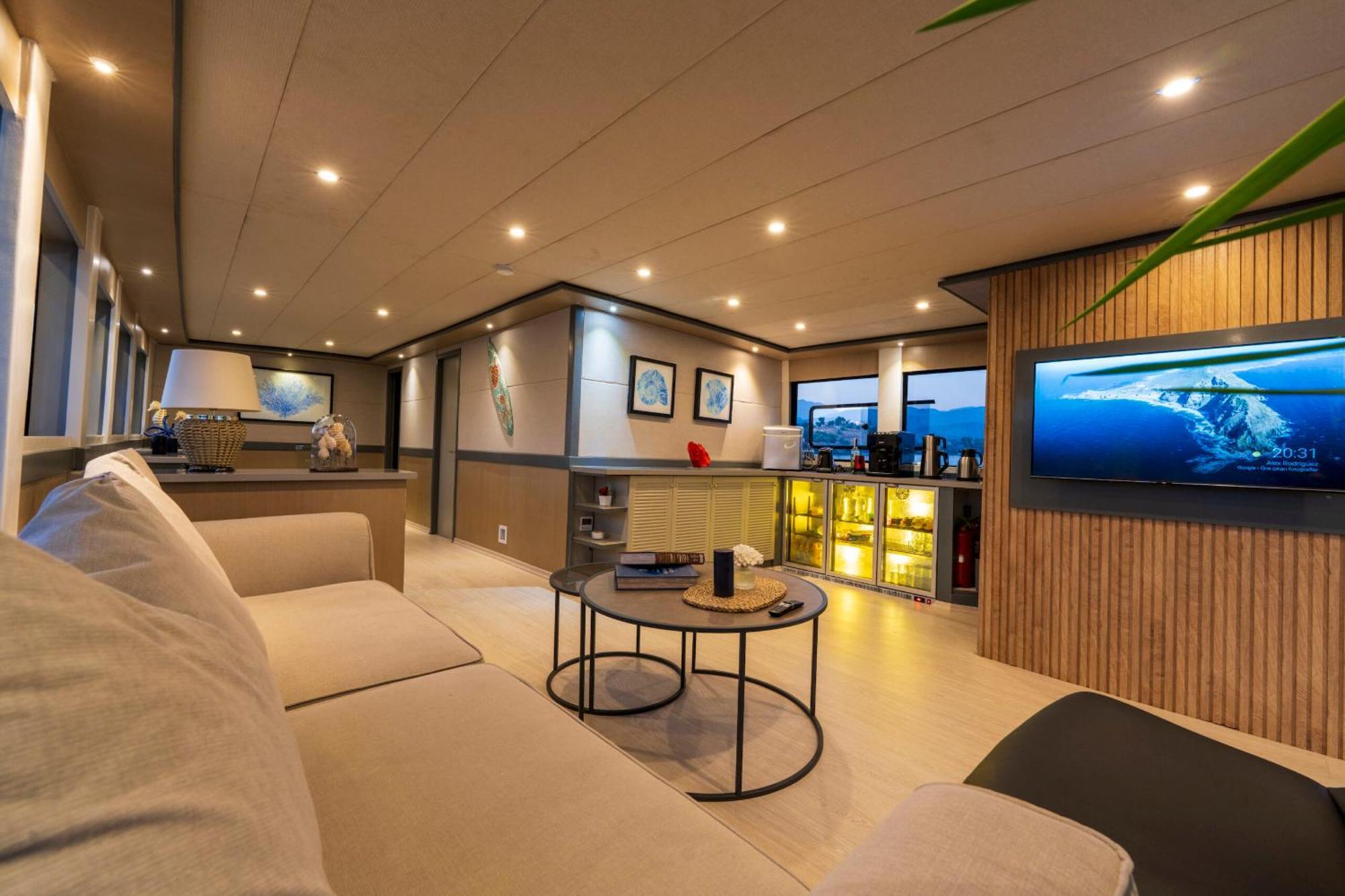 Explorer Yacht