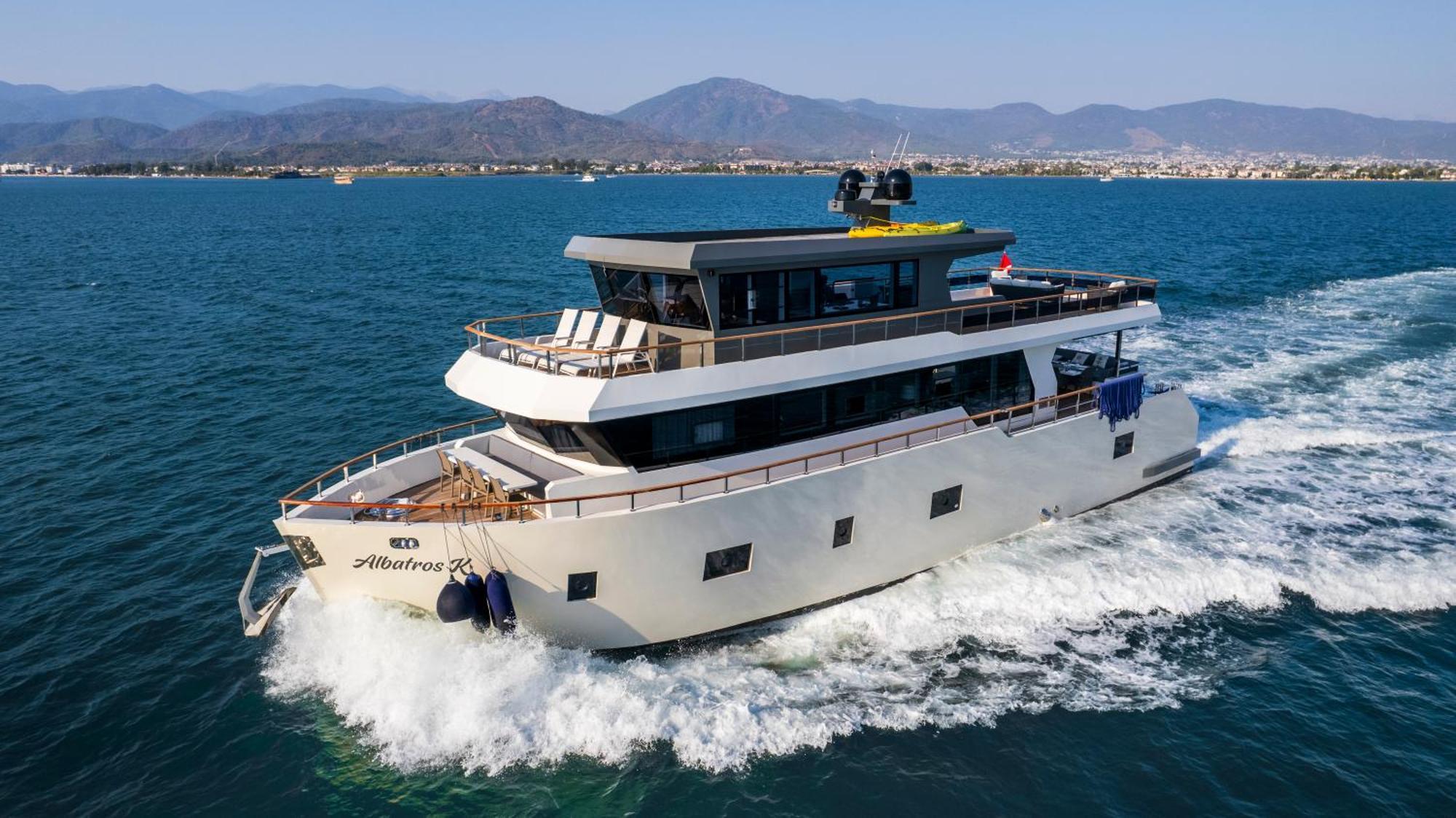 Explorer Yacht Botel *