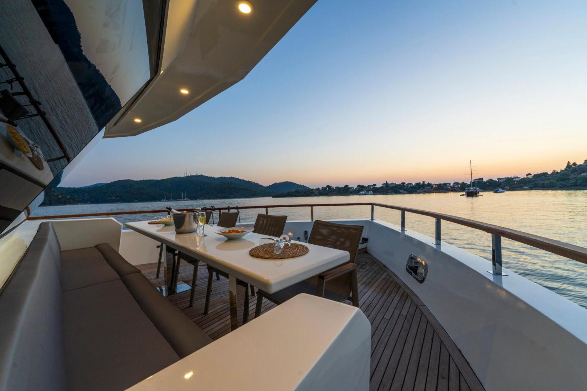 Botel Explorer Yacht *