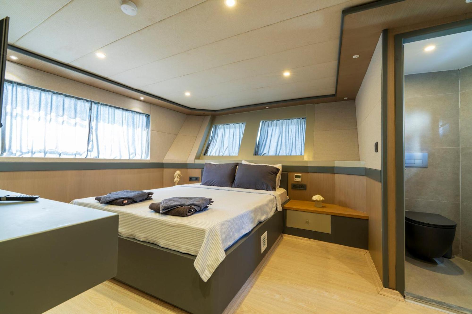 Explorer Yacht Botel