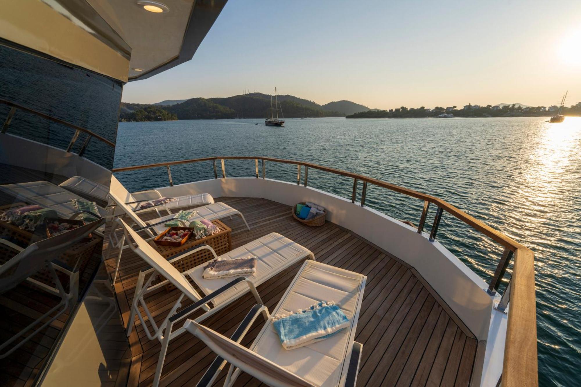 Explorer Yacht Botel *