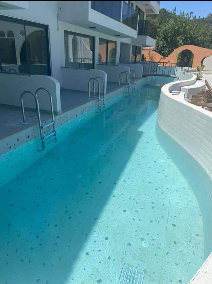 With Private Pools Daire