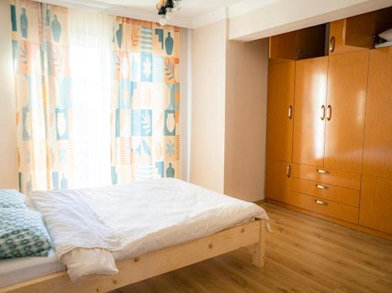 3 Bedroom Close To Mall And Bus Station