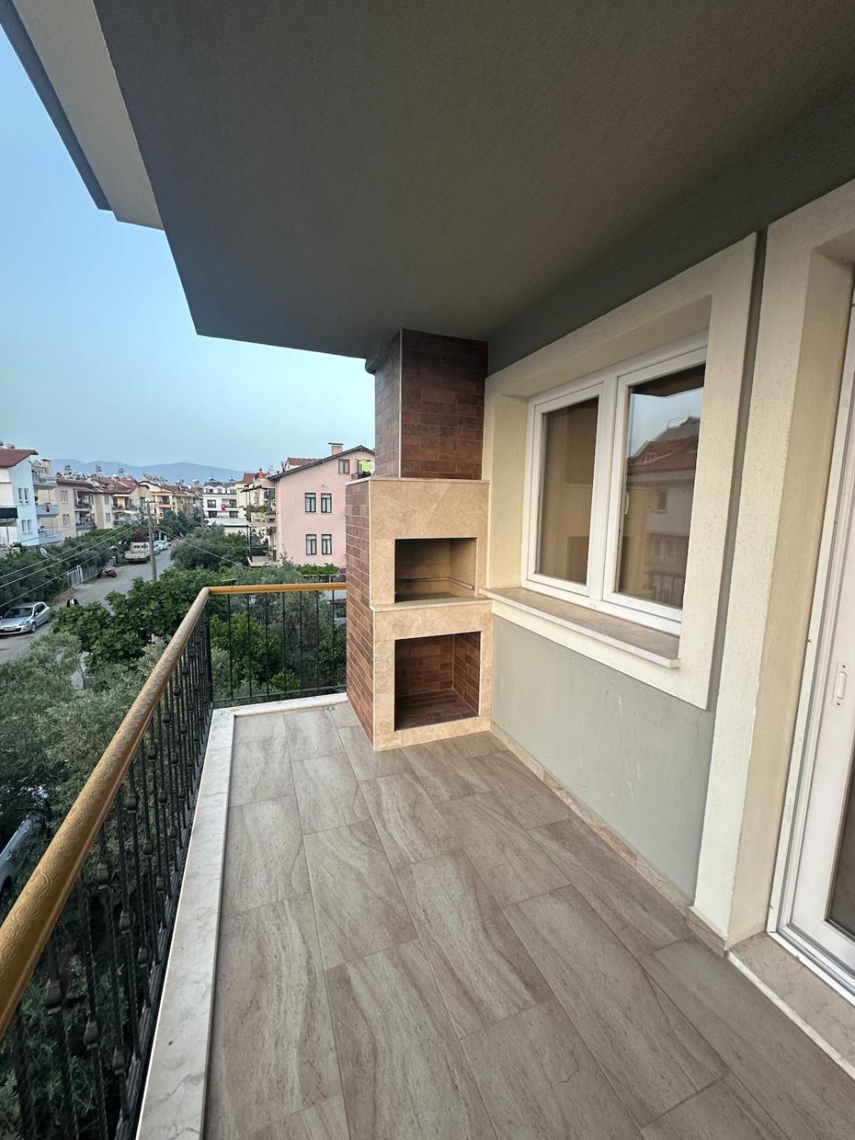 3 Bedroom Close To Mall And Bus Station Apartment *