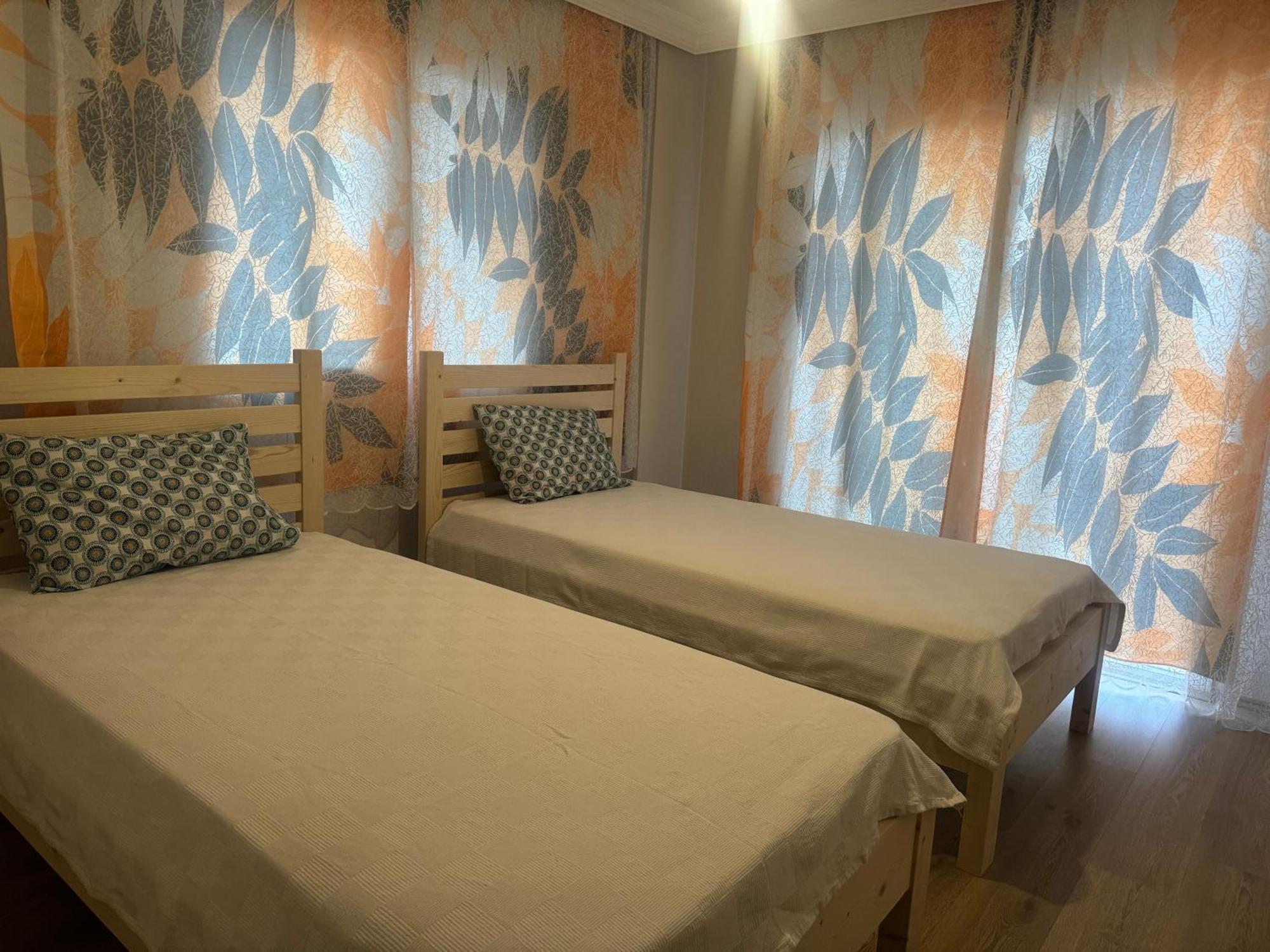 3 Bedroom Close To Mall And Bus Station Apartment *