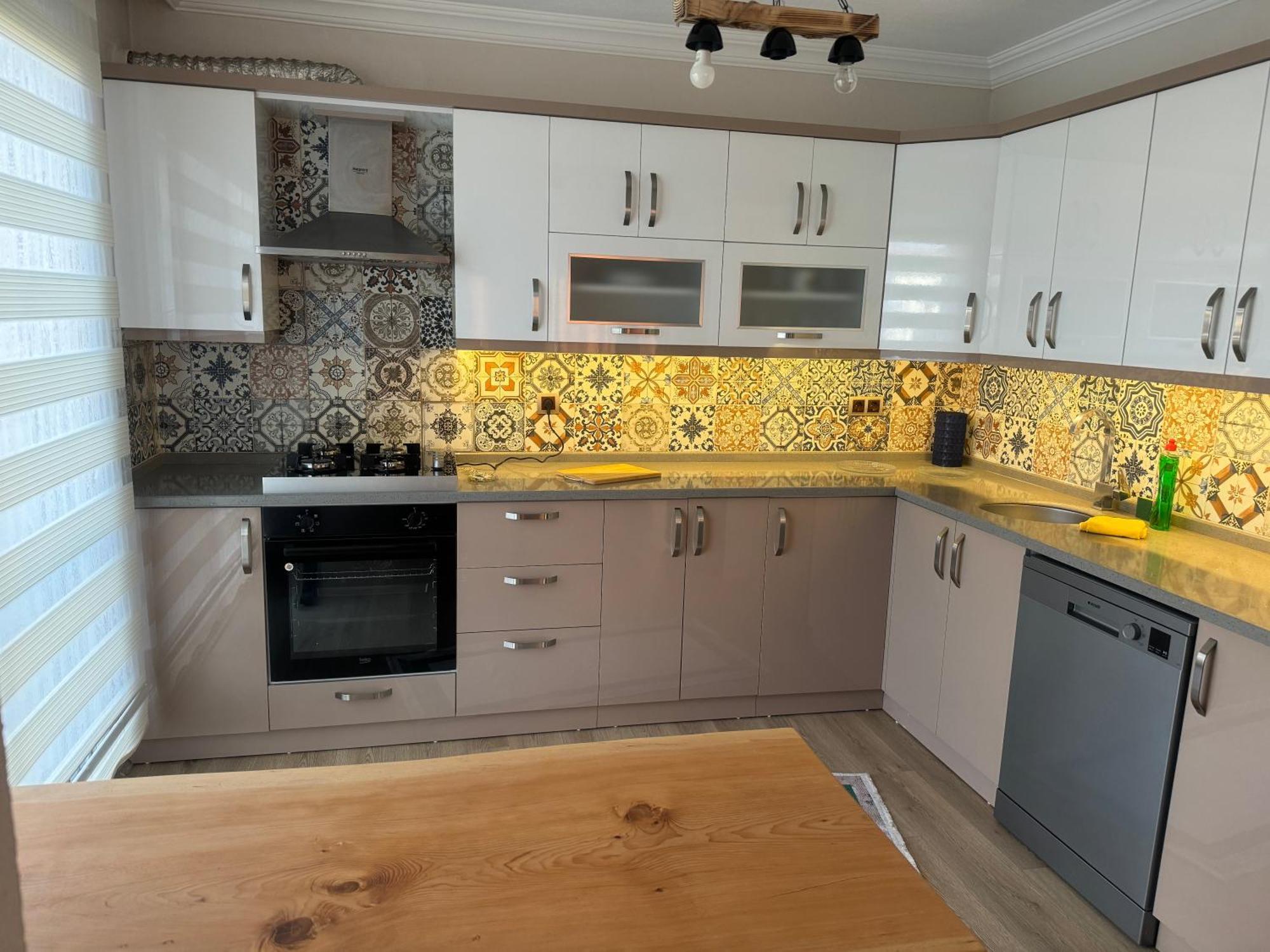3 Bedroom Close To Mall And Bus Station Apartment *