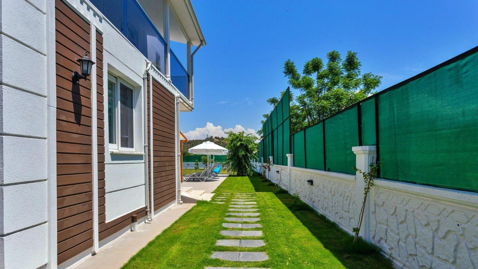 4 Bedroom 2555 *