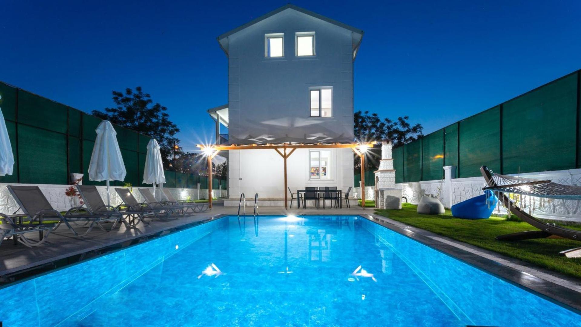 4 Bedroom 2555 *