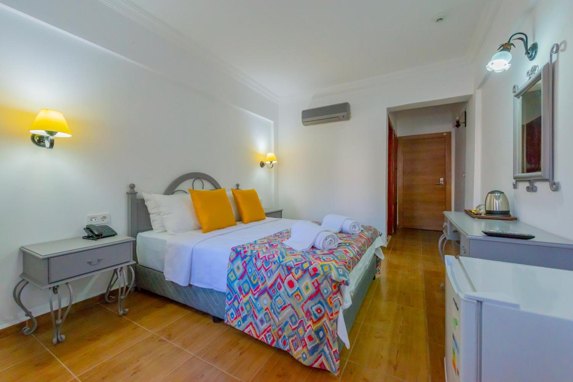 Mia Hotel *