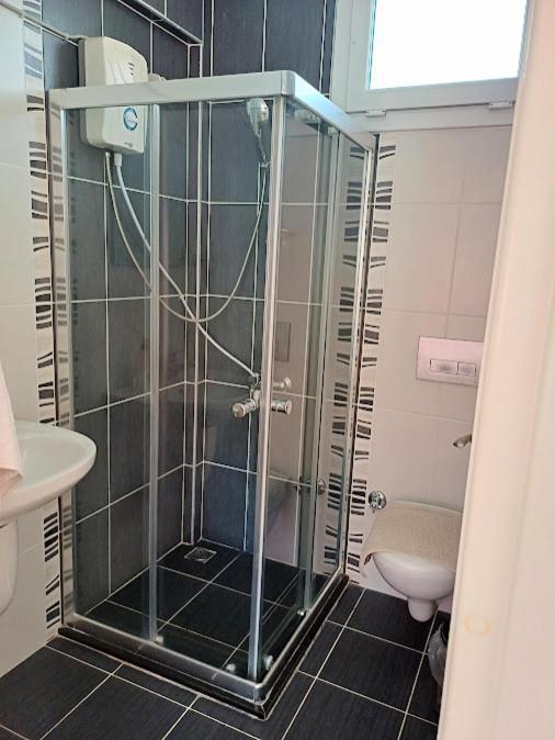 Paddys Apartments, Hisaroenue Apartment