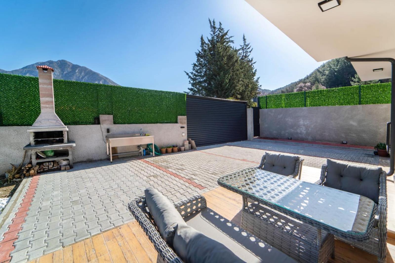 Doganin Icinde, Oezel Havuzlu, Bahceli Villa *