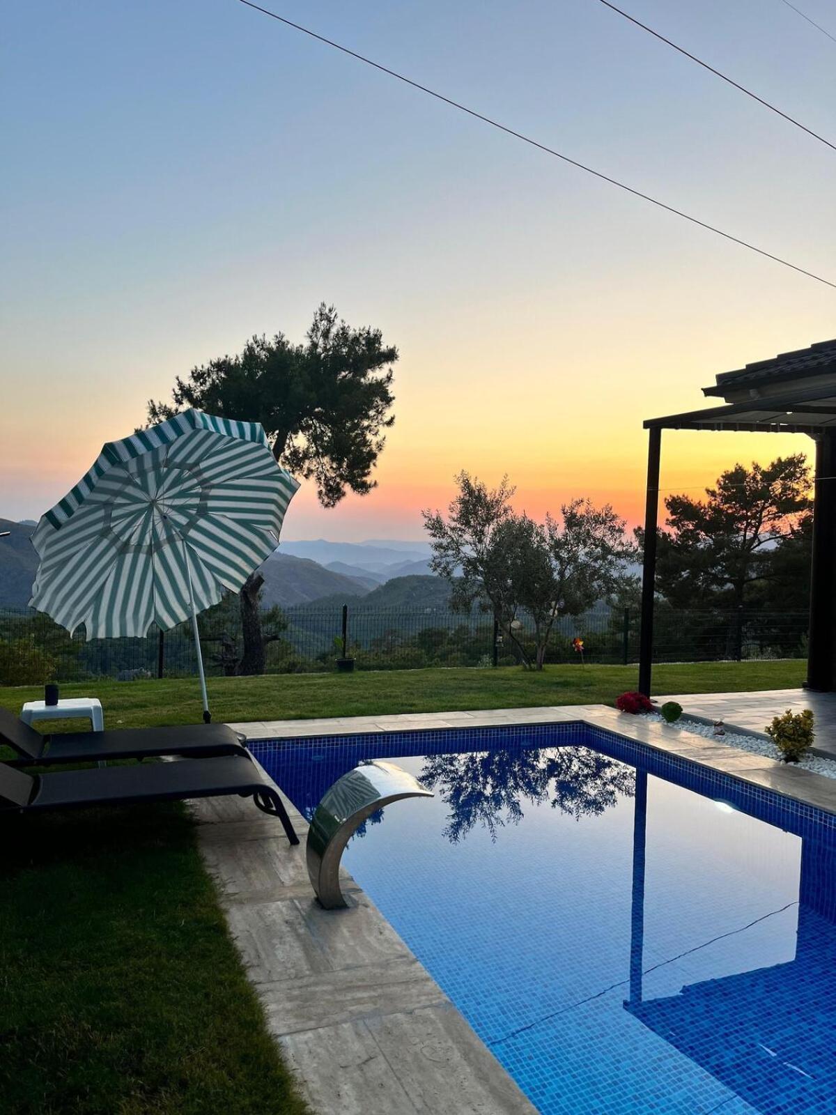 Sunset Villa *