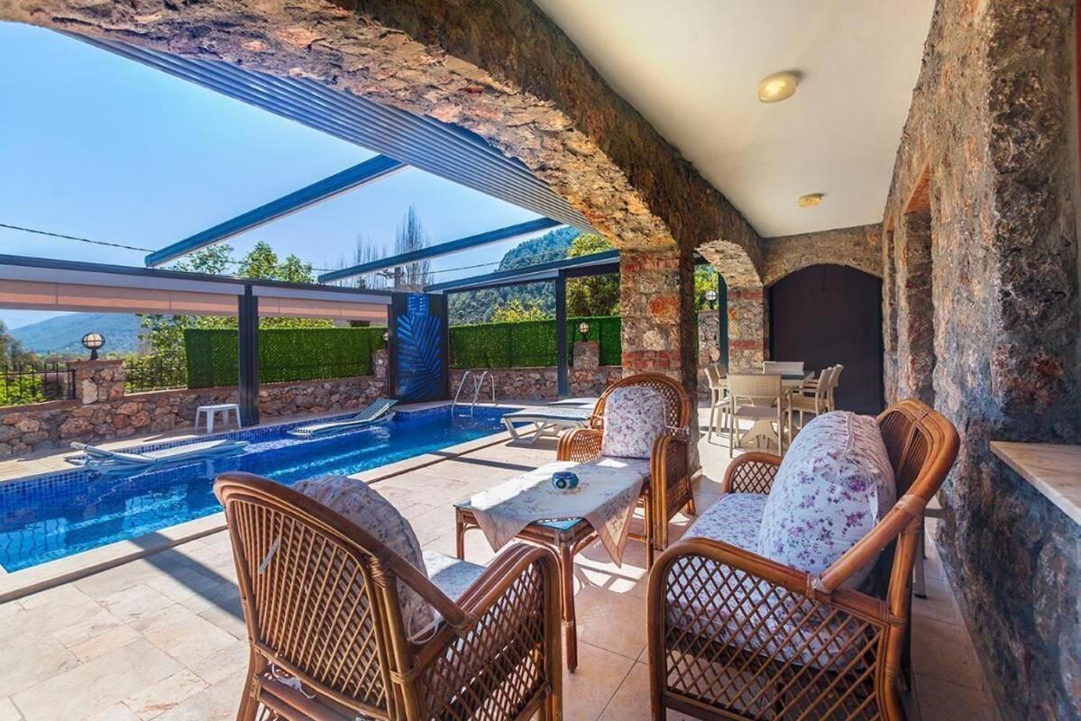Ege Stone Korunakli Ve Isitmali Havuz Jakuzi Villa *