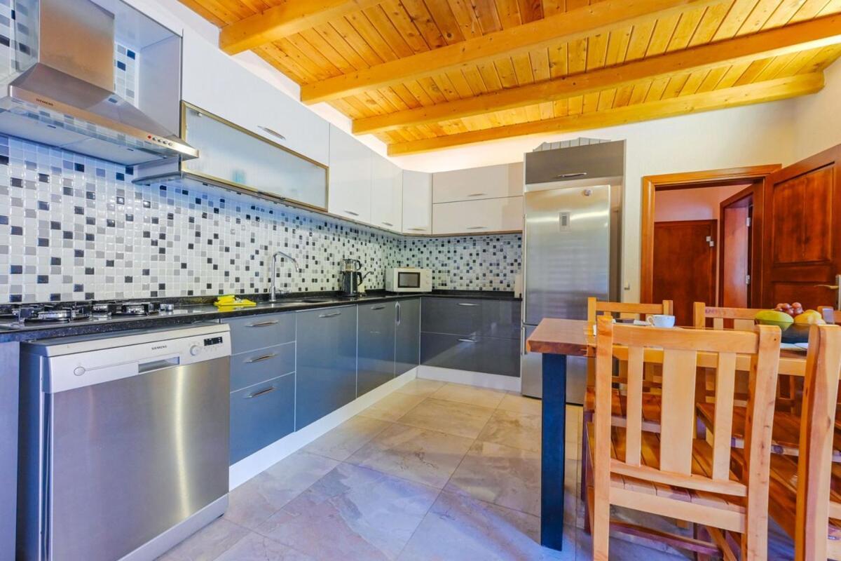 Apartment Villa Candy Stone, Private Pool Villa For 8 People *
