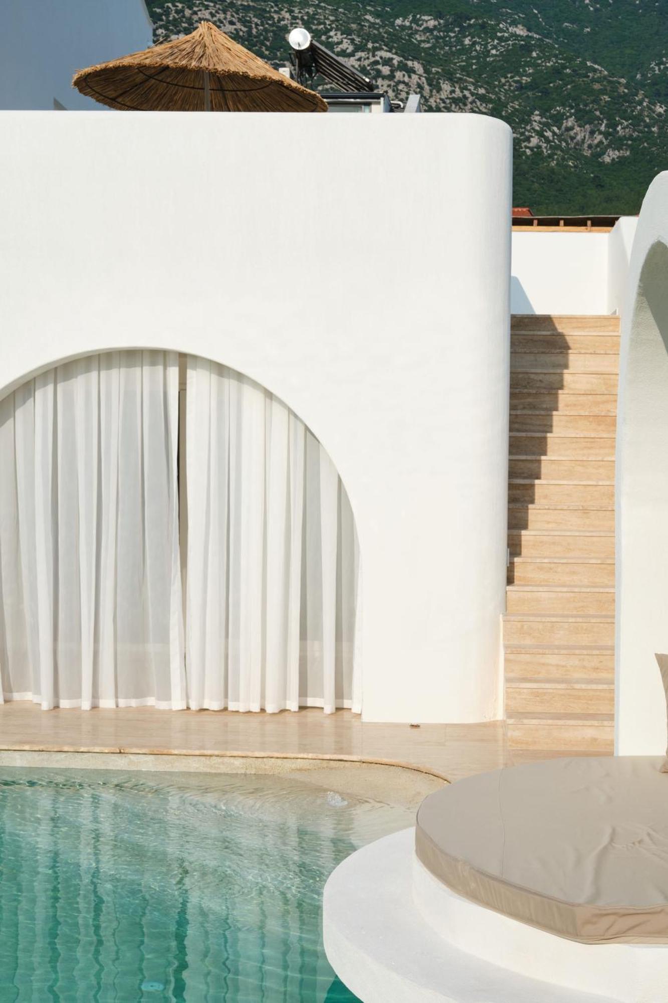 Ionx - Indoor & Outdoor Pool, Sauna, Bathtub, Jacuzzi *