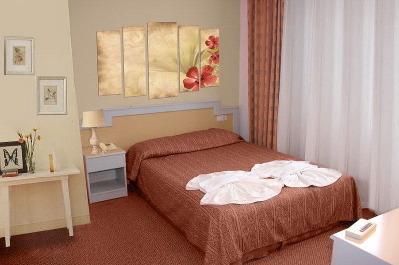 Aymes Hotel 3*