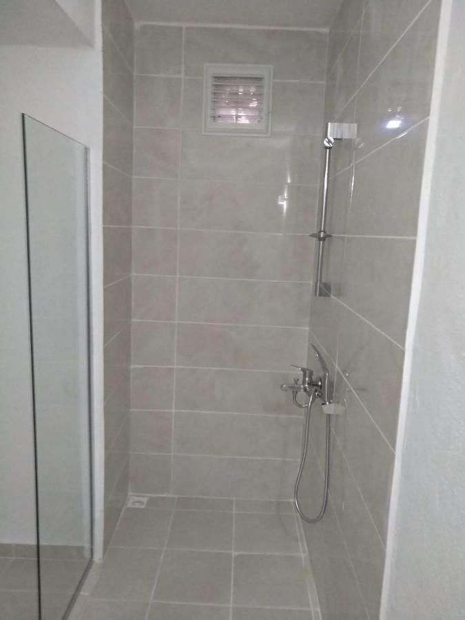 Paddys Apartments, Hisaroenue