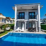 Salkım- 4 Bedroom Holiday Villa in Oludeniz