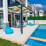Hisar 1 - 4 Bedroom Holiday Villa In Hisaroenue