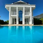 Villa White House, 4 Bedroom, Large Private Pool, Close To Amenities