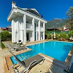 Villa White House, 4 Bedroom, Large Private Pool, Close To Amenities