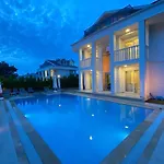 Villa White House, 4 Bedroom, Large Private Pool, Close To Amenities